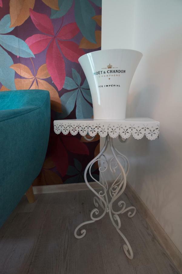 Queen Holiday Apartment Bukares Bagian luar foto