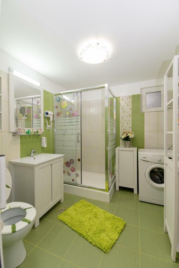 Queen Holiday Apartment Bukares Bagian luar foto