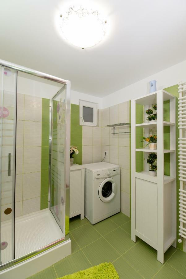 Queen Holiday Apartment Bukares Bagian luar foto